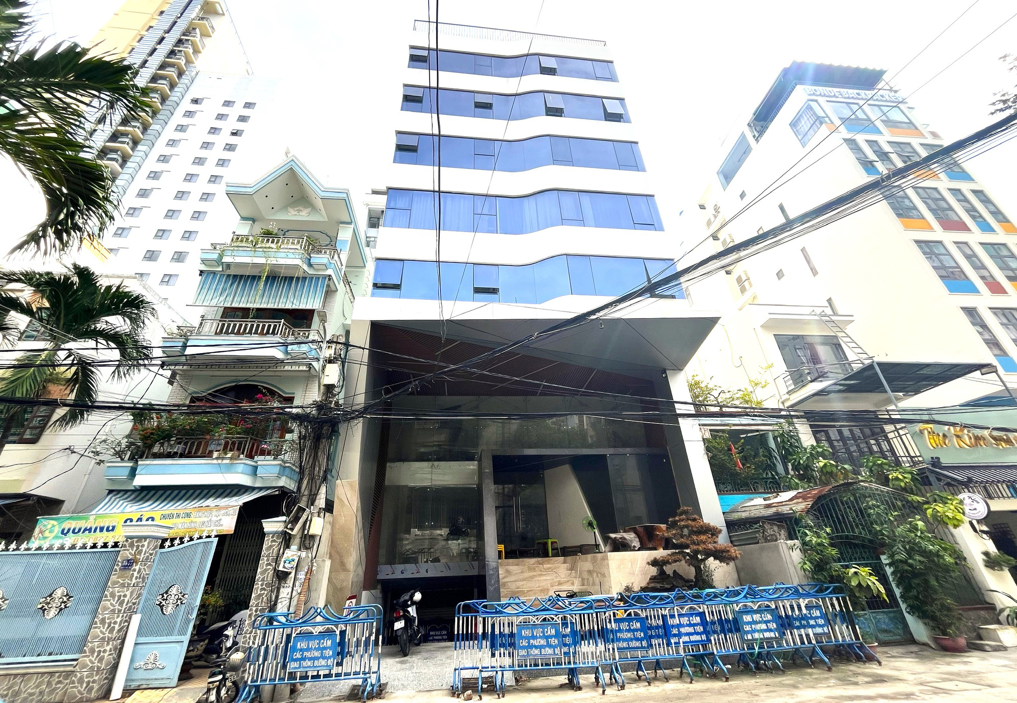 Chủ khách sạn xây vượt tầng 'tố' bị lực lượng cưỡng chế tự ý bán tài sản, chính quyền nói gì? - Ảnh 1. Chủ khách sạn xây vượt tầng 'tố' bị lực lượng cưỡng chế tự ý bán tài sản, chính quyền nói gì? - Ảnh 1.