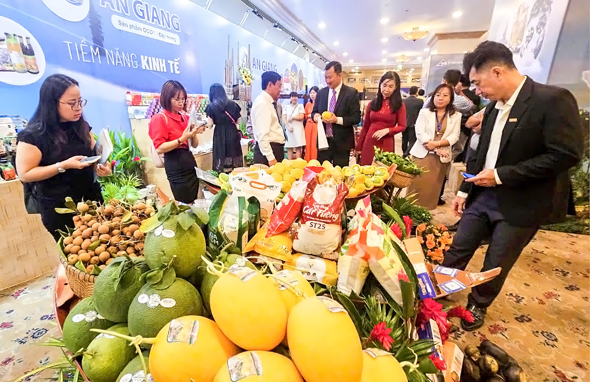 An Giang mang cá tra, mật thốt nốt... đến TP.HCM để quảng bá, 'trải chiếu' mời gọi đầu tư - Ảnh 1. An Giang mang cá tra, mật thốt nốt... đến TP.HCM để quảng bá, 'trải chiếu' mời gọi đầu tư - Ảnh 1.