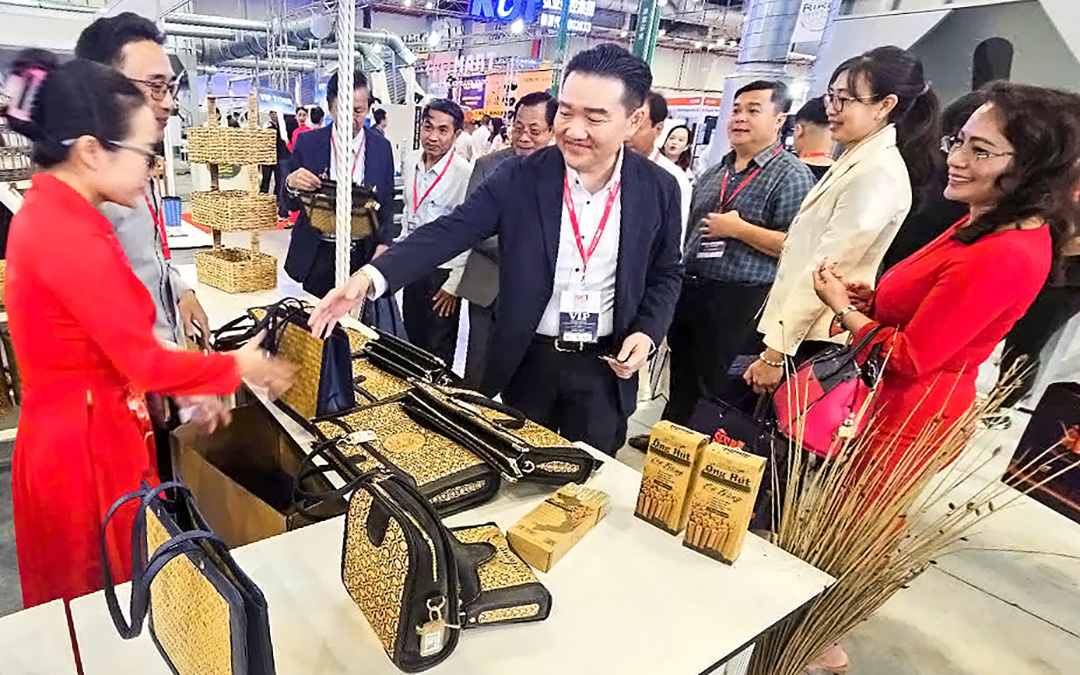 Máy móc, công nghệ Trung Quốc áp đảo tại triển lãm ngành gỗ - Ảnh 1. Máy móc, công nghệ Trung Quốc áp đảo tại triển lãm ngành gỗ - Ảnh 1.
