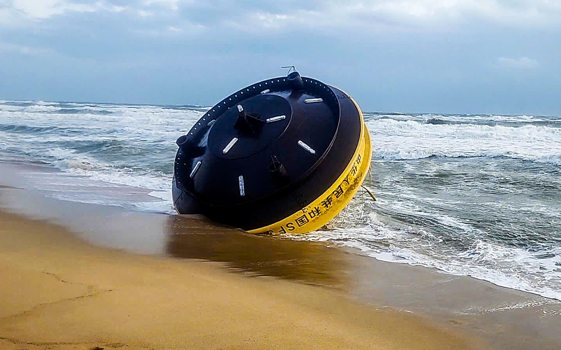 Vật thể lạ có dòng chữ China Buoy trôi dạt vào bờ biển Quảng Ngãi - Ảnh 1.