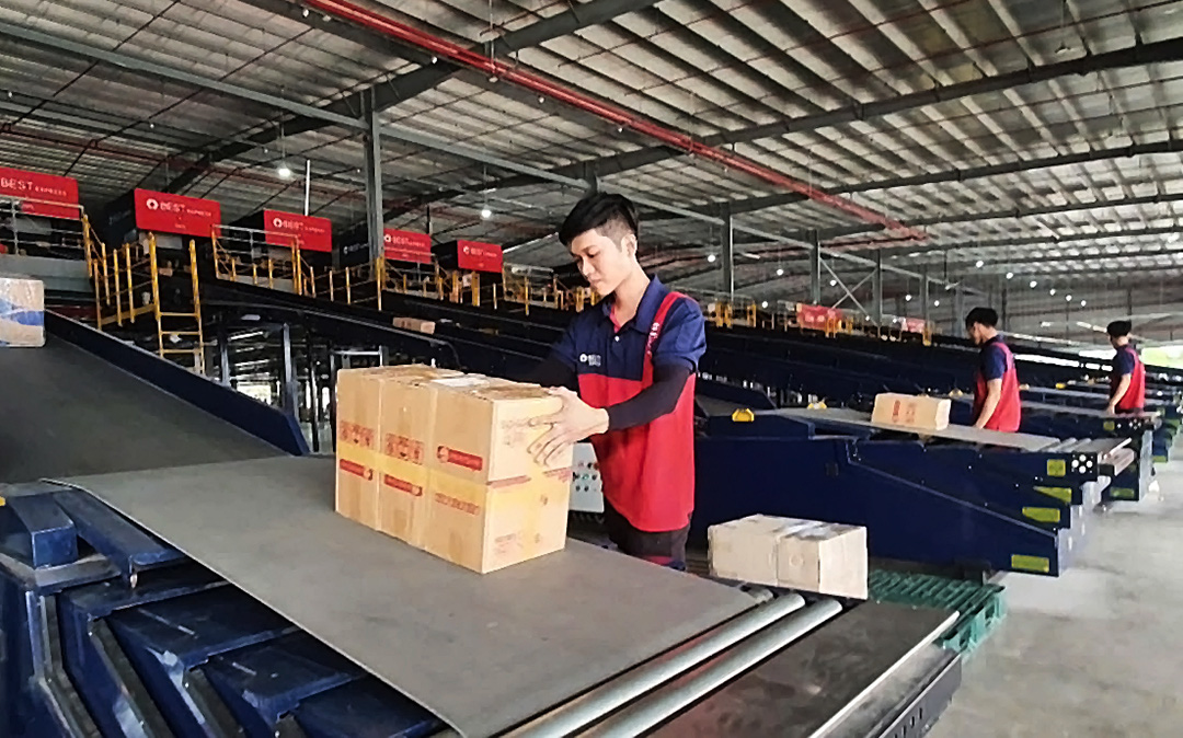 Cước chuyển phát linh hoạt theo xăng dầu, cạnh tranh giữ khách - Ảnh 1.