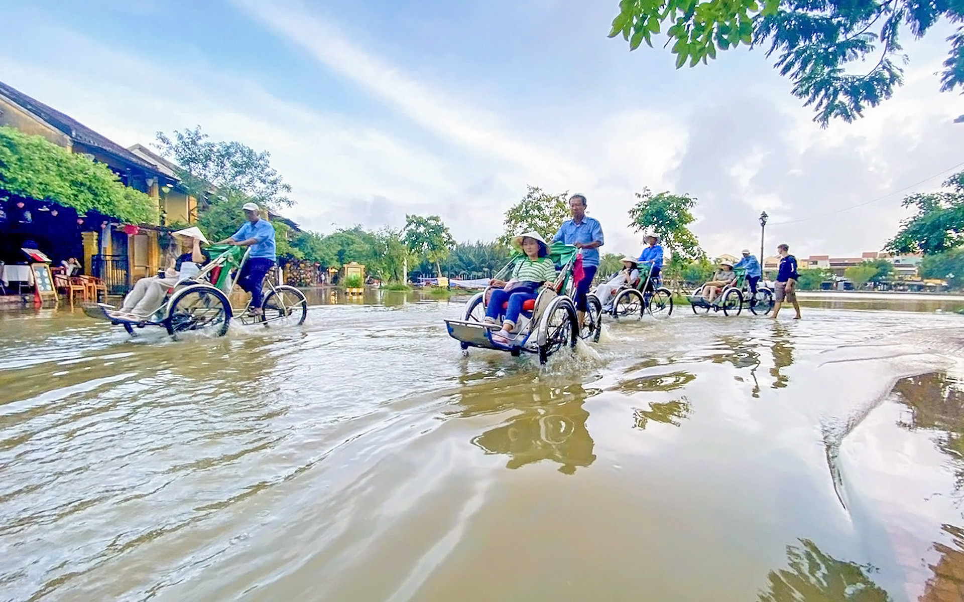 Mùa lụt thành sản phẩm du lịch độc đáo của Hội An - Ảnh 1. Mùa lụt thành sản phẩm du lịch - Ảnh 1.