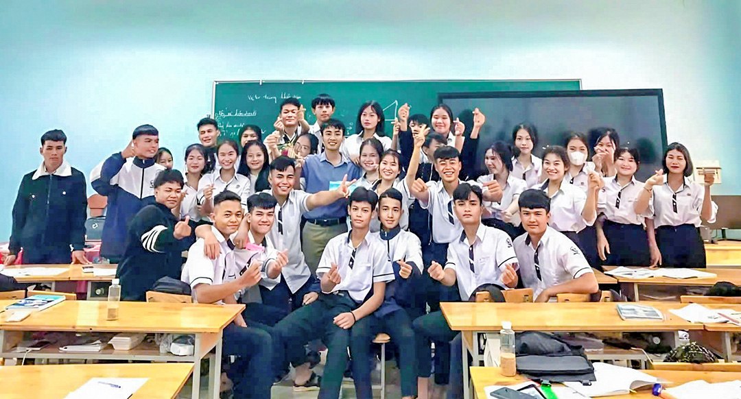 Nụ cười vỡ òa của giáo viên vùng cao Quảng Ngãi - Ảnh 1. Nụ cười vỡ òa của giáo viên vùng cao Quảng Ngãi - Ảnh 1.