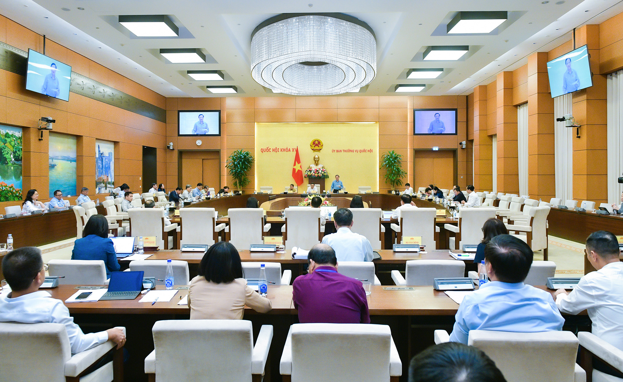 Tin tức sáng 8-7: Ủy ban Thường vụ Quốc hội cho ý kiến về dự Luật Đô thị đặc biệt, Luật Đất đai - Ảnh 1.