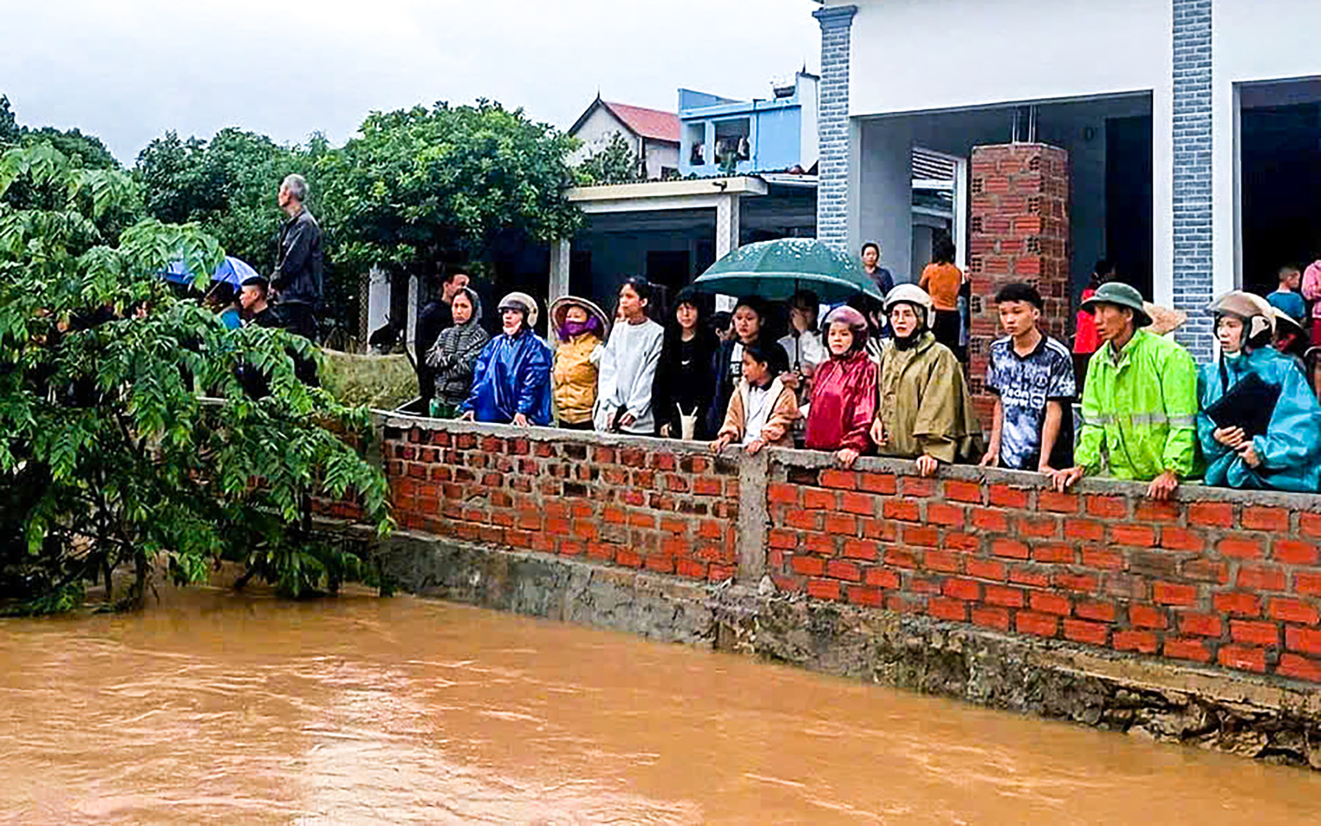 Cứu học sinh đang chới với giữa nước lũ, người đàn ông bị lũ cuốn mất tích - Ảnh 1. Cứu học sinh đang chới với giữa nước lũ, người đàn ông bị lũ cuốn mất tích - Ảnh 1.