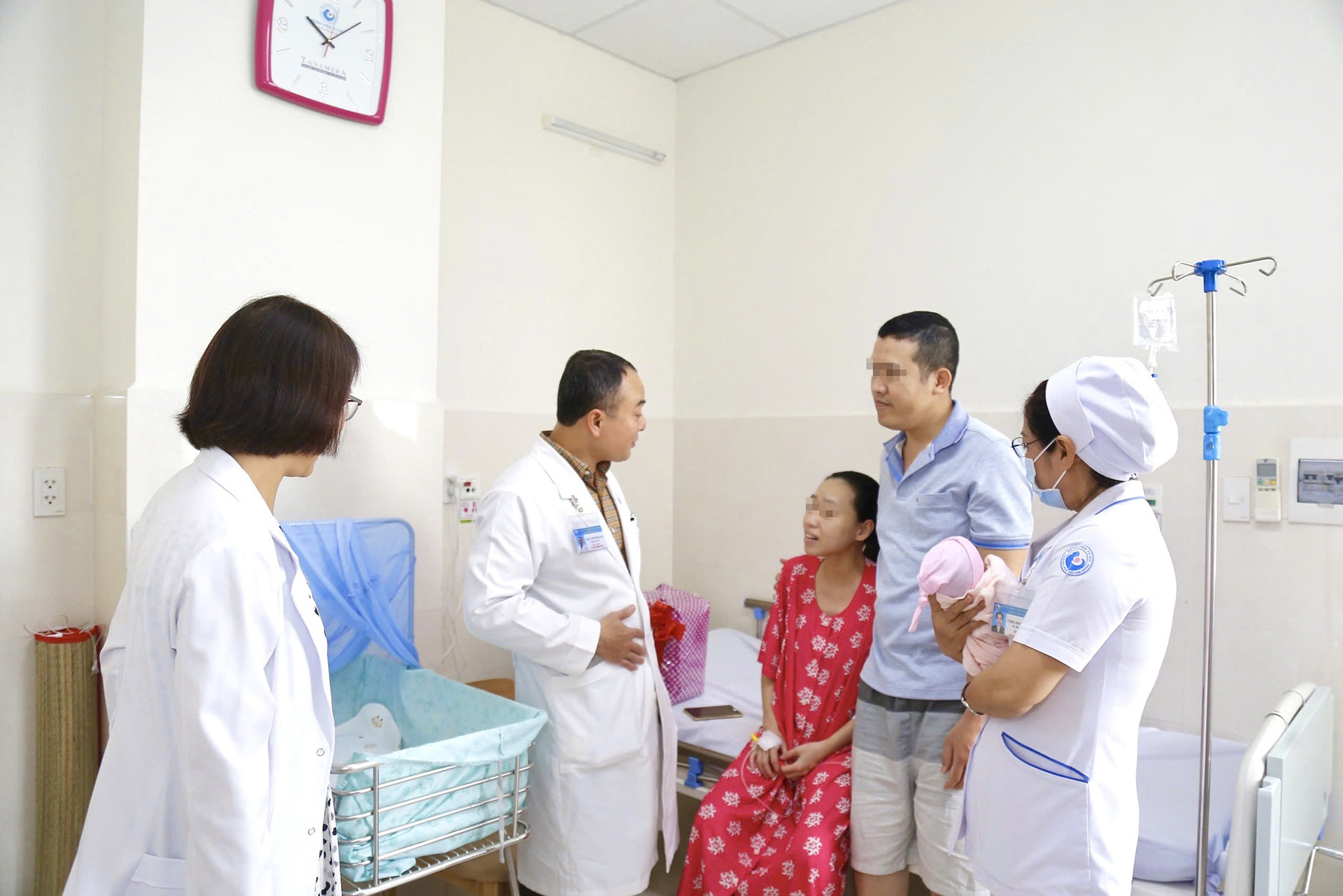 Bệnh viện Từ Dũ phẫu thuật thành công, giải cứu thai phụ bị quá kích buồng trứng hiếm thấy - Ảnh 1.