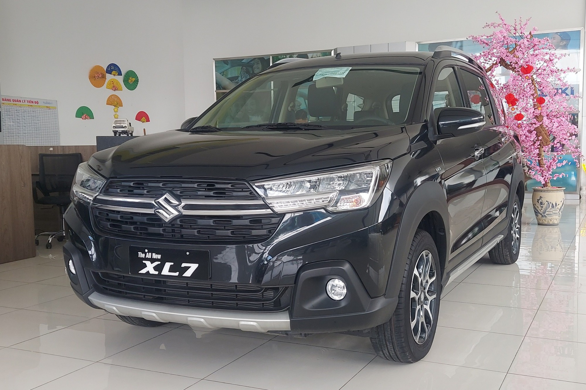 Tin tức giá xe: Suzuki XL7 xả kho bản xăng còn tồn, giá nay rẻ hơn Mitsubishi Xpander tiêu chuẩn - Ảnh 1.