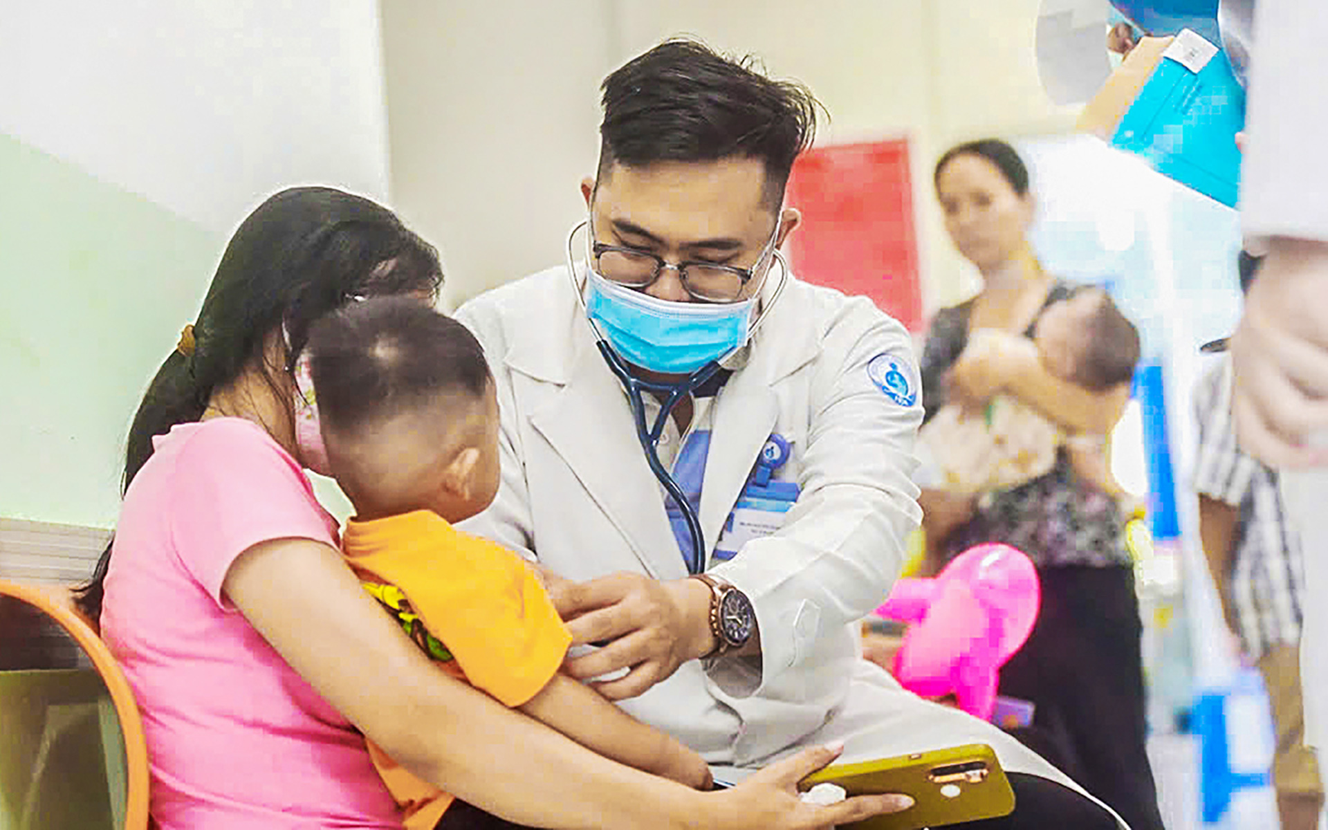 Người lớn, trẻ em đều dễ mắc RSV, làm gì với căn bệnh này? - Ảnh 1. Người lớn, trẻ em đều dễ mắc RSV, làm gì với căn bệnh này? - Ảnh 1.