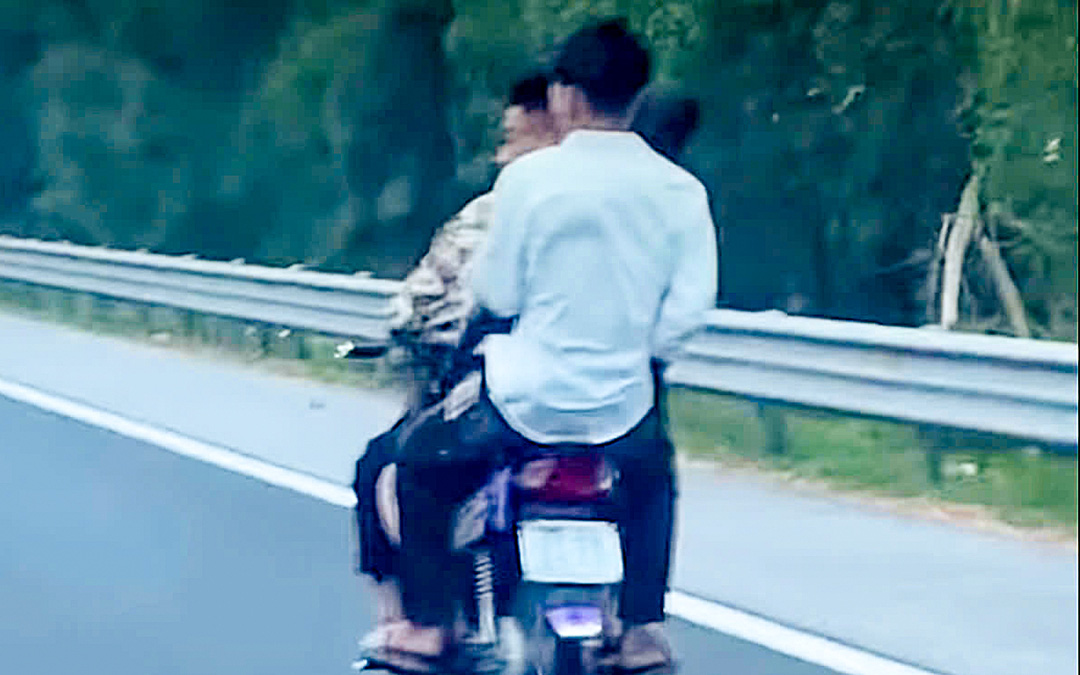 Nhóm thanh thiếu niên 'kẹp 3', phóng xe máy trên đường cao tốc - Ảnh 1. Nhóm thanh thiếu niên 'kẹp 3', phóng xe máy trên đường cao tốc - Ảnh 1.