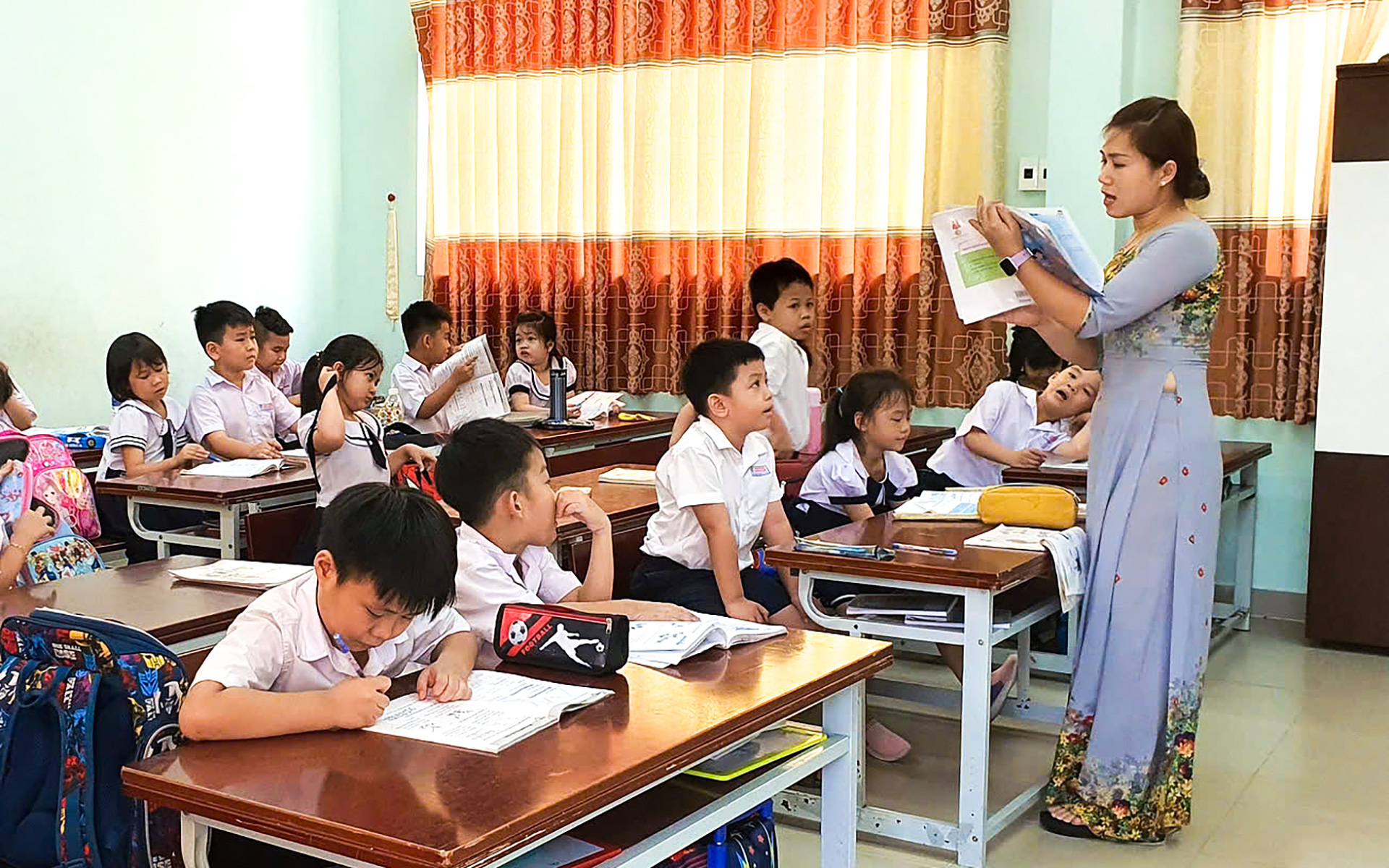 Thủ tướng: Đảm bảo nguồn lực, giáo viên để tổ chức dạy học 2 buổi/ngày - Ảnh 1. dạy học - Ảnh 1.