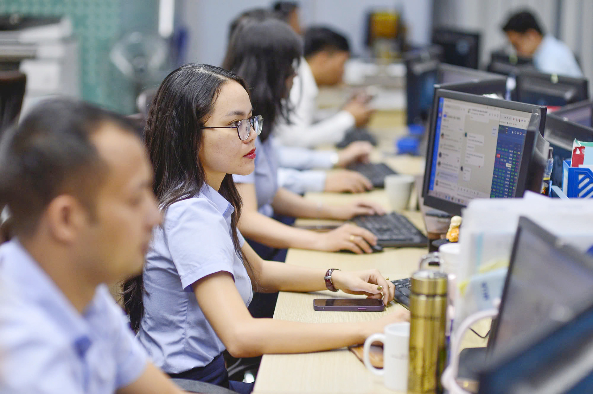 Giá bán USD kịch trần, chứng khoán 'quay đầu' đi xuống - Ảnh 1. Giá bán USD kịch trần, chứng khoán 'quay đầu' đi xuống - Ảnh 1.