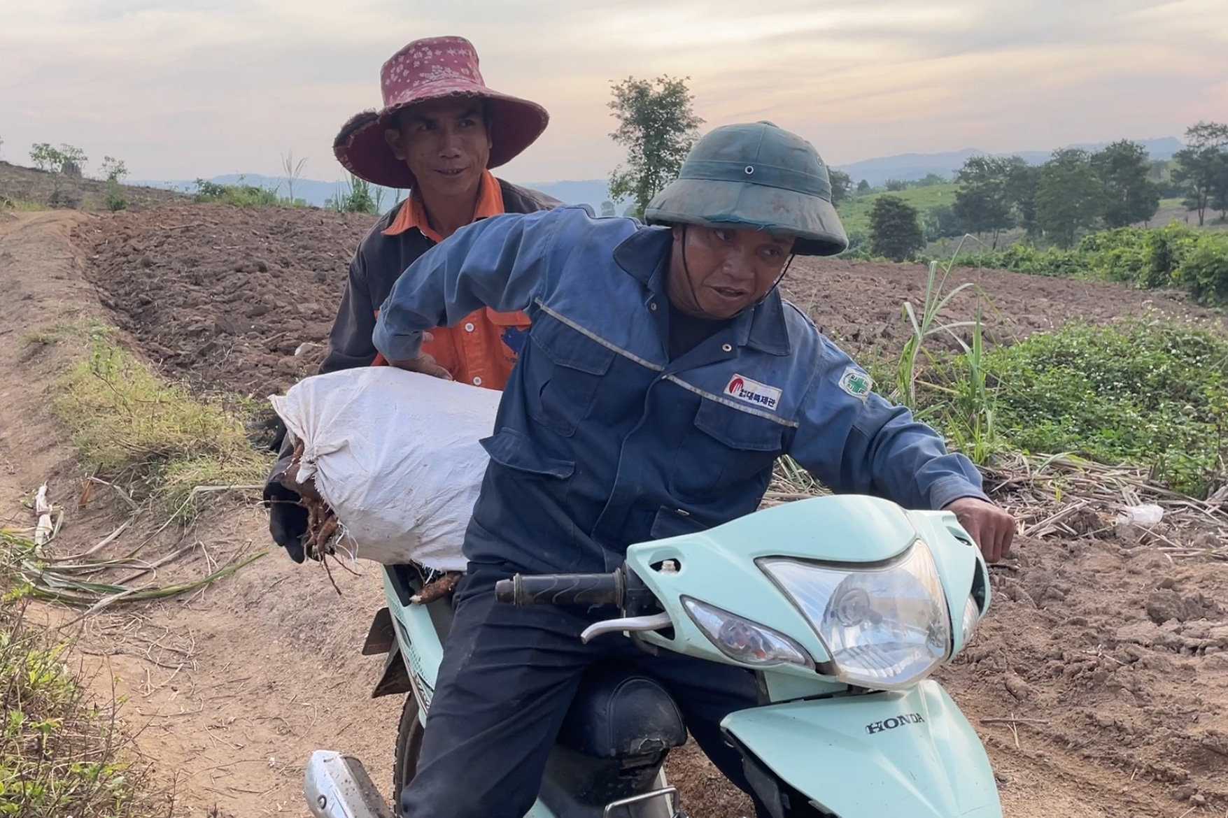 Vụ xe múc chặn đường vào 30ha rẫy sắn: Huyện uỷ Hướng Hóa chỉ đạo gì? - Ảnh 3.