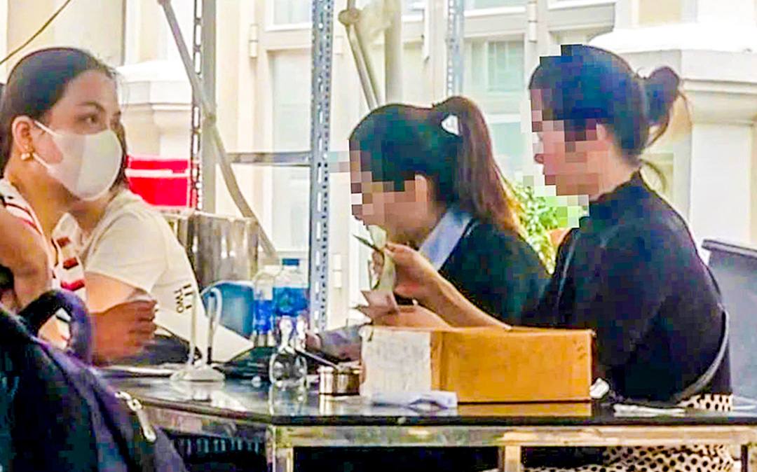 Bát nháo khám sức khỏe để đi nước ngoài: Không phiếu thu, đóng tiền vào tài khoản cá nhân - Ảnh 1. Bát nháo khám sức khỏe để đi nước ngoài: Không phiếu thu, đóng tiền vào tài khoản cá nhân - Ảnh 1.