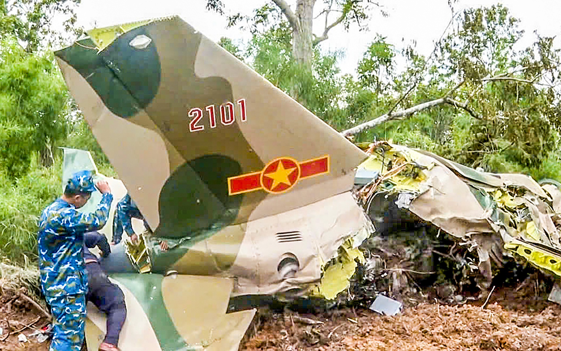 Hành trình xuyên rừng tìm kiếm chiếc máy bay Yak-130 bị rơi - Ảnh 1. Hành trình xuyên rừng tìm kiếm máy bay Yak-130 - Ảnh 1.