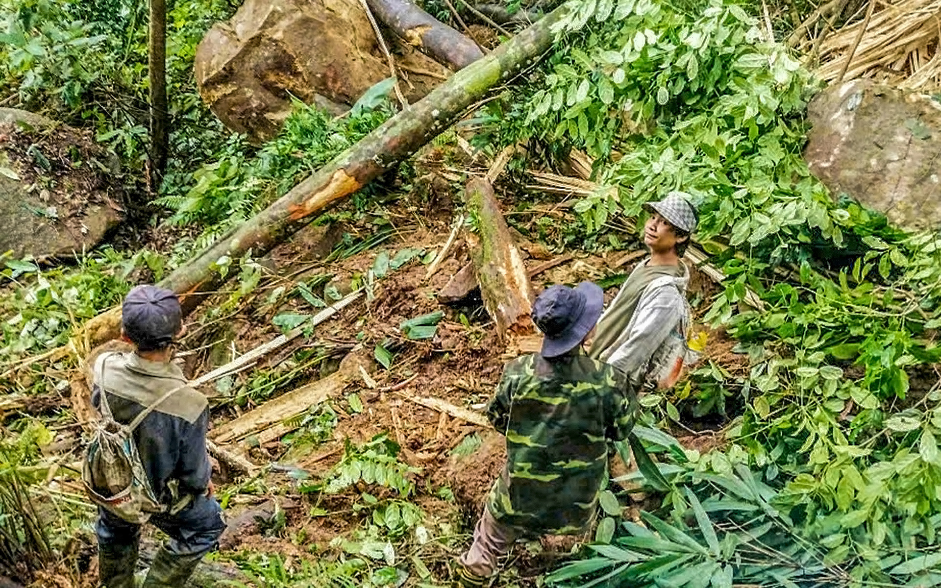 Hàng chục tảng đá lăn xuống làng ở Quảng Nam sau động đất tại Kon Tum - Ảnh 1. Sạt lở núi, hàng chục tảng đá lăn xuống làng sau những trận động đất phía Kon Tum - Ảnh 1.
