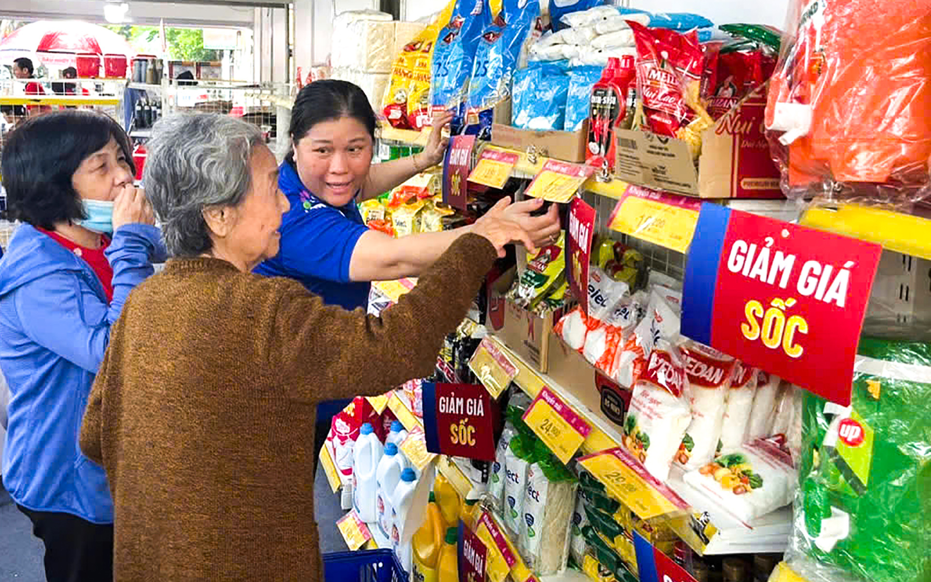 TP.HCM: Hàng bình ổn giảm giá đến 60% sẽ được bán lưu động ở nhiều nơi - Ảnh 1. TP.HCM: Hàng bình ổn giảm giá đến 60% sẽ được bán lưu động ở nhiều nơi - Ảnh 1.