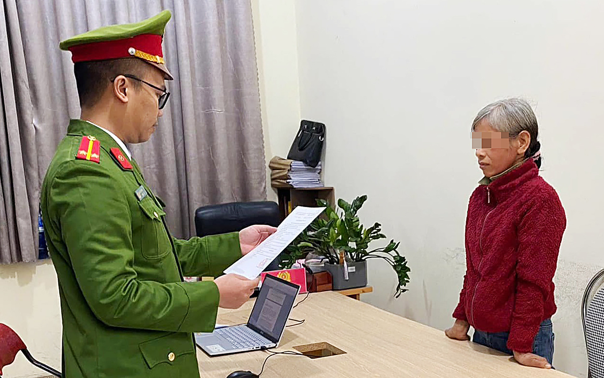 Bị khởi tố vì nhổ 25 cây ngô của hàng xóm - Ảnh 1. Bị khởi tố vì nhổ 25 cây ngô của hàng xóm - Ảnh 1.