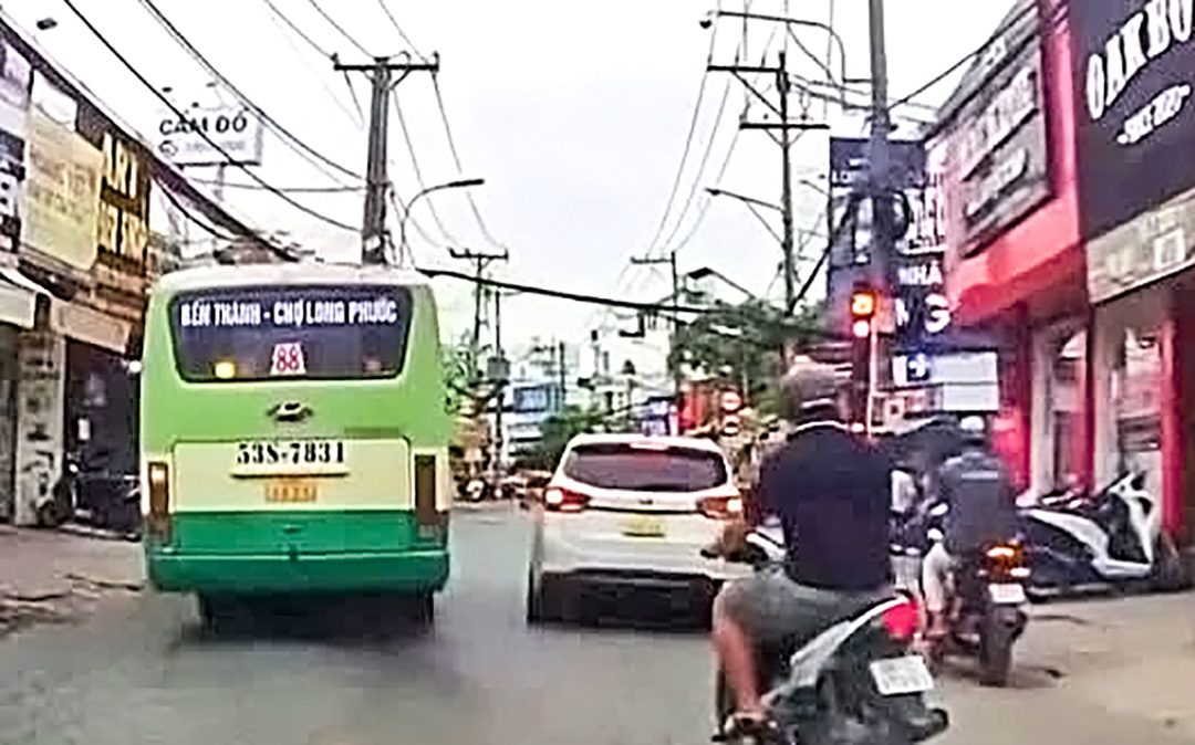 Làm rõ hình ảnh xe buýt số 88 vượt đèn đỏ tại giao lộ đông đúc ở Thủ Đức - Ảnh 1. Làm rõ hình ảnh xe buýt số 88 vượt đèn đỏ tại giao lộ đông đúc ở Thủ Đức - Ảnh 1.