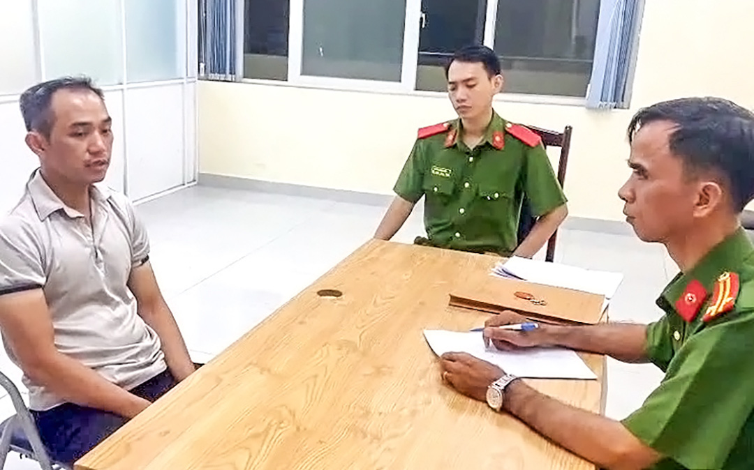 Bắt người đàn ông va quẹt giao thông rồi đấm, đạp cô gái tới tấp ở quận 4 - Ảnh 1. Bắt người đàn ông va quẹt giao thông rồi đấm, đạp cô gái tới tấp ở quận 4 - Ảnh 1.