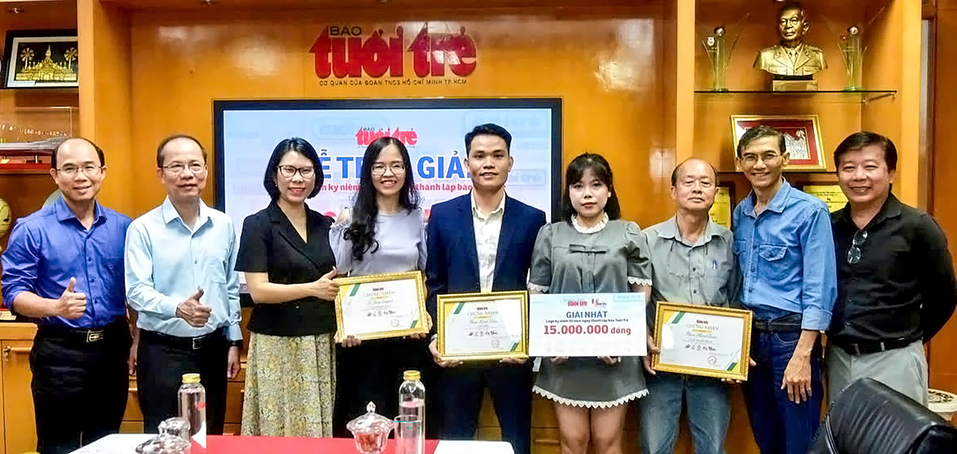 Trao giải cuộc thi thiết kế logo và ý tưởng slogan kỷ niệm 50 năm thành lập Tuổi Trẻ - Ảnh 4. Trao giải cuộc thi Thiết kế logo và ý tưởng slogan kỷ niệm 50 năm thành lập báo Tuổi Trẻ - Ảnh 7.
