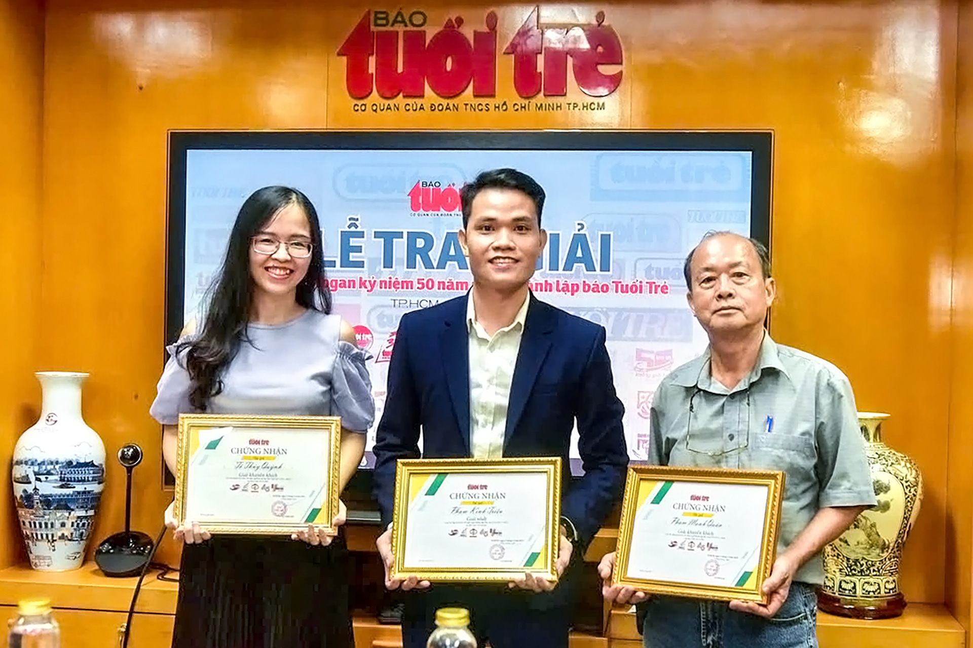 Trao giải cuộc thi thiết kế logo và ý tưởng slogan kỷ niệm 50 năm thành lập Tuổi Trẻ - Ảnh 3. Trao giải cuộc thi Thiết kế logo và ý tưởng slogan kỷ niệm 50 năm thành lập báo Tuổi Trẻ - Ảnh 4.