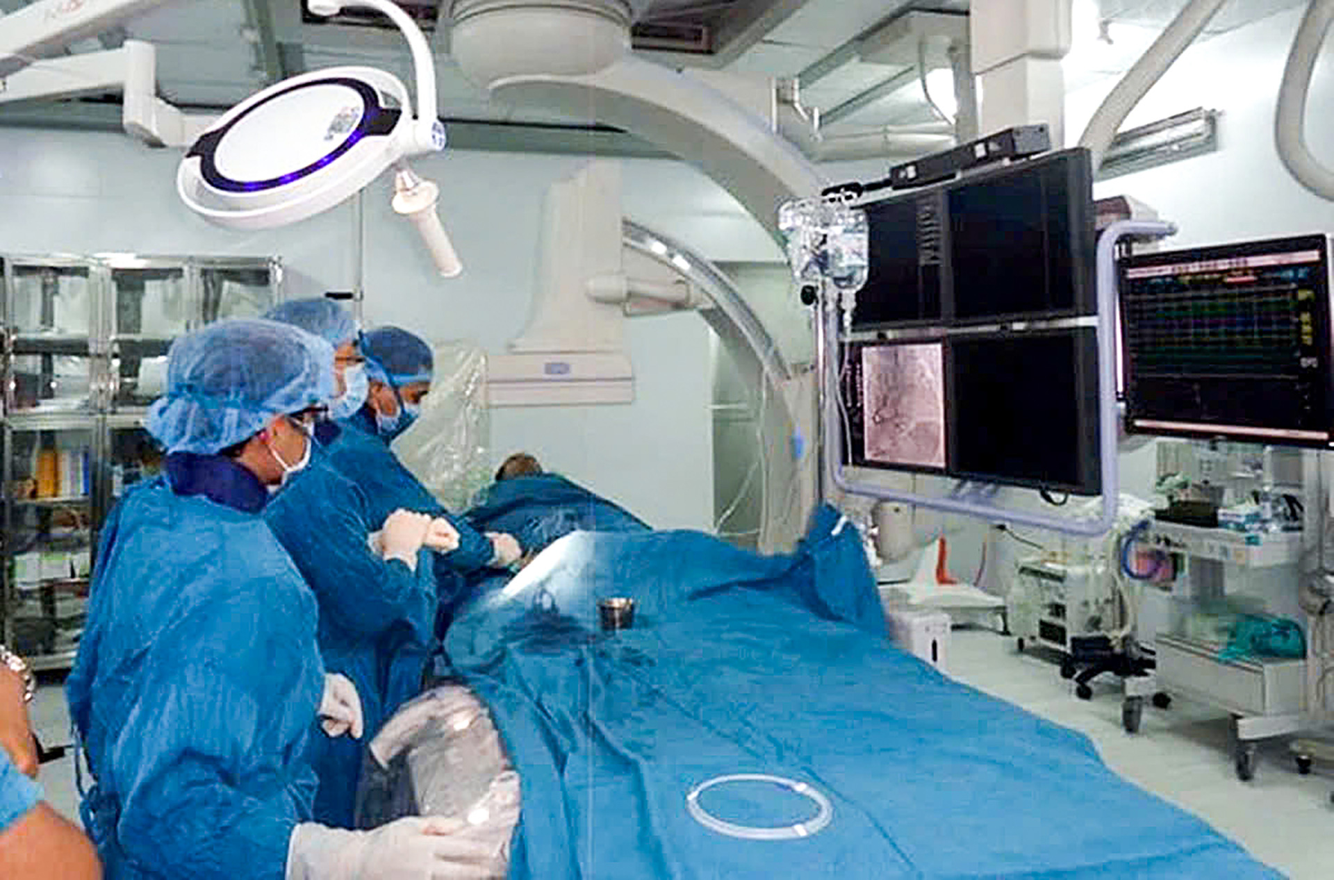 66 bác sĩ được cử đi học sau đại học, nhưng chờ hoài không thấy tiền hỗ trợ - Ảnh 1. 66 bác sĩ được cử đi học sau đại học, nhưng chờ hoài không thấy tiền hỗ trợ - Ảnh 1.