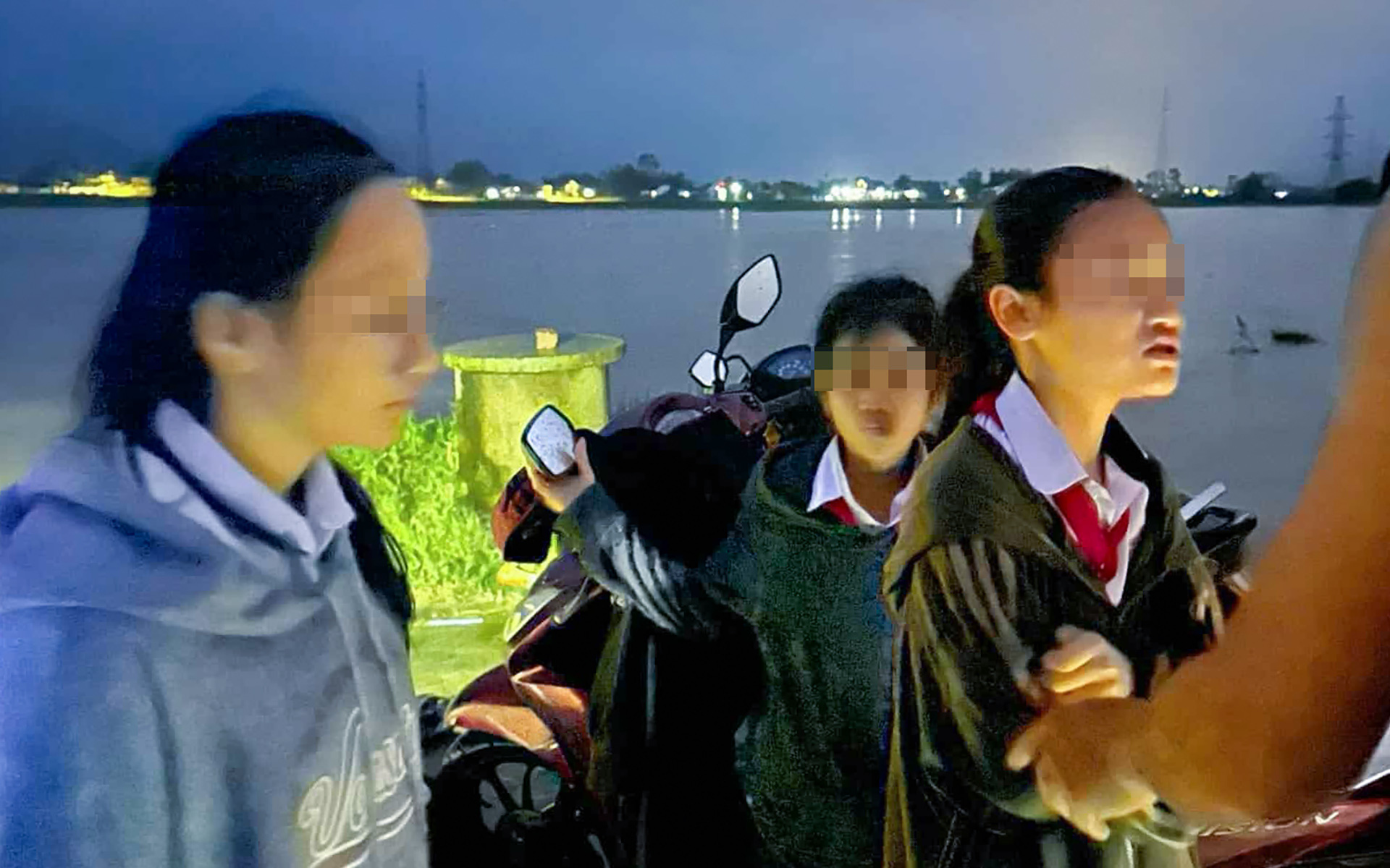 Người đàn ông ở Quảng Nam cứu 3 học sinh bị nước cuốn trôi - Ảnh 1. Người đàn ông ở Quảng Nam cứu 3 học sinh bị nước cuốn trôi - Ảnh 1.