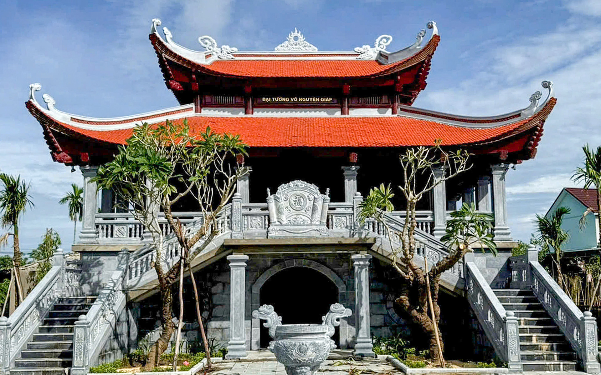 Nhà tưởng niệm Đại tướng Võ Nguyên Giáp với câu đối 'đi vào lòng người' chính thức khánh thành - Ảnh 1. Nhà tưởng niệm Đại tướng Võ Nguyên Giáp với cặp câu đối 'đi vào lòng người' chính thức khánh thành - Ảnh 1.