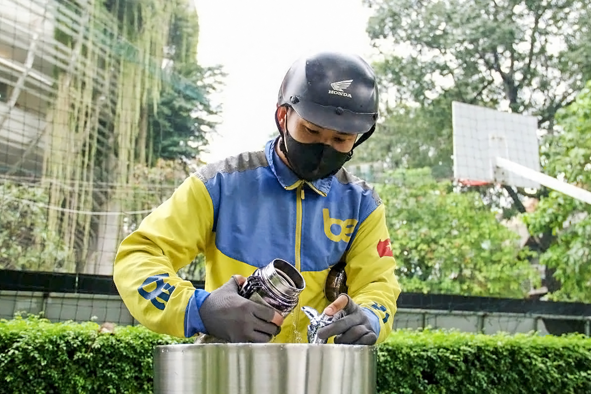 Người dân TP.HCM mát lòng với trụ uống nước tại vòi - Ảnh 1. Người dân TP.HCM: 'Uống nước tại vòi quý như vàng với người lao động' - Ảnh 3.