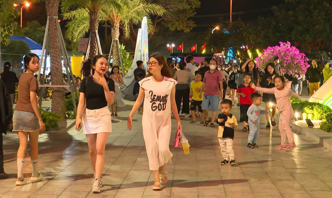 Điểm sáng phát triển kinh tế đêm ở Phan Rang – Tháp Chàm - Ảnh 1. Kinh tế đêm 'thắp sáng' Phan Rang - Tháp Chàm, du khách khen hết lời - Ảnh 1.