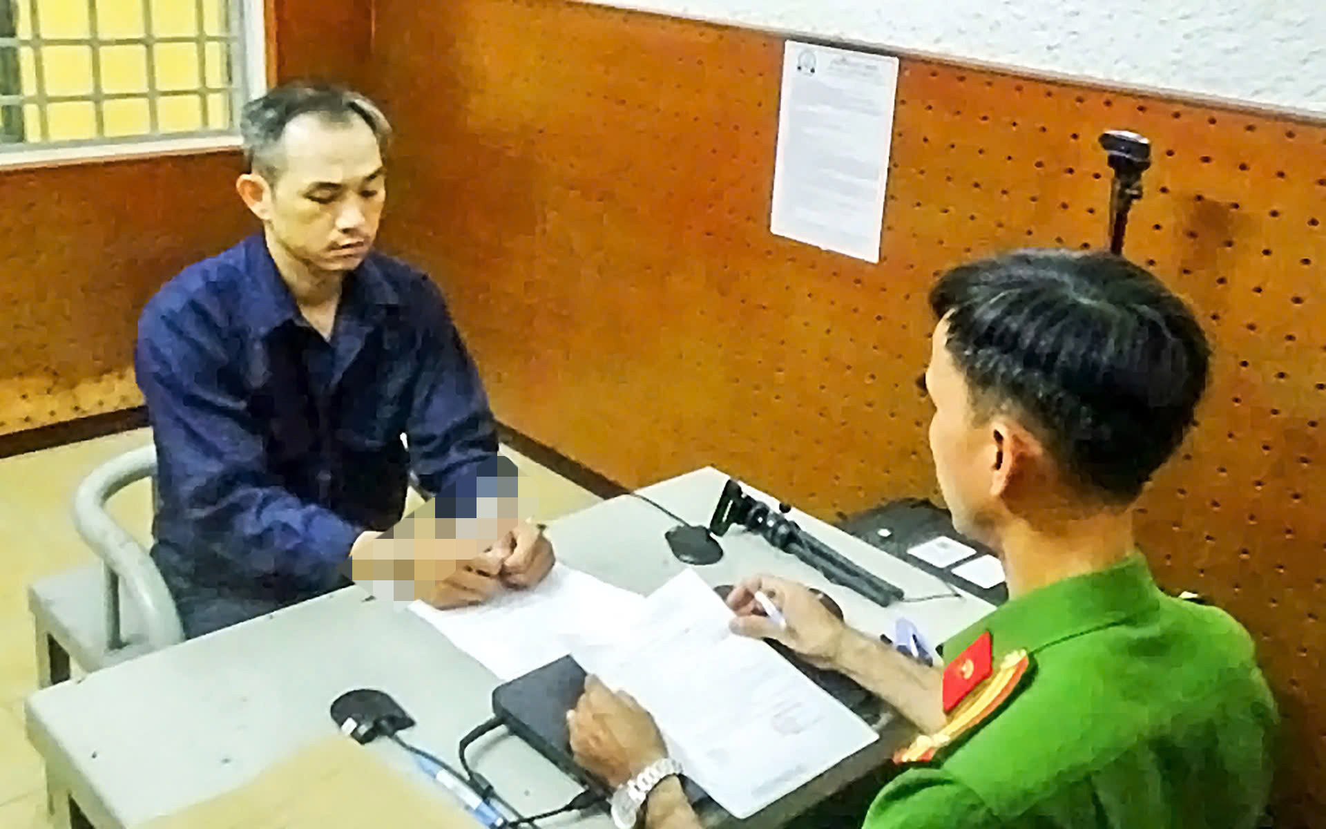 Khởi tố, bắt tạm giam bị can đánh cô gái tới tấp sau va quẹt giao thông ở quận 4 - Ảnh 1. Khởi tố, bắt tạm giam bị can đánh cô gái tới tấp sau va quẹt giao thông ở quận 4 - Ảnh 1.