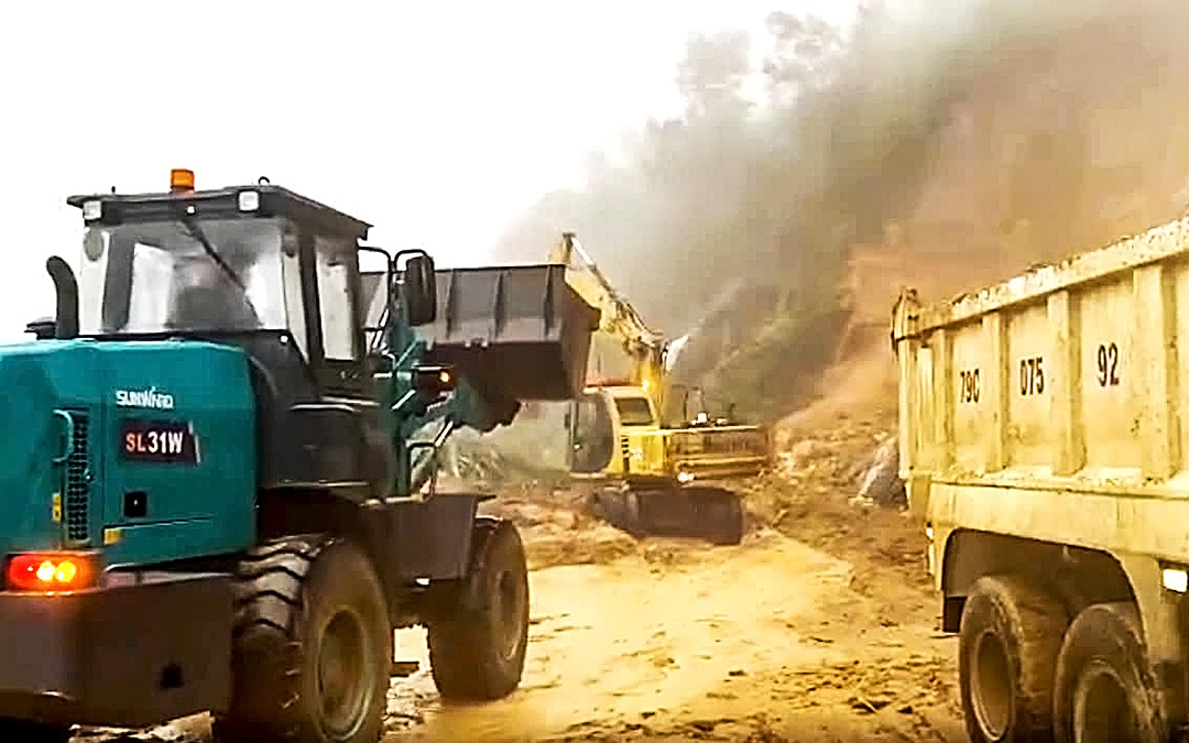 Nỗ lực xử lý sạt lở đèo Khánh Lê nhưng chưa xác định thời gian thông xe - Ảnh 1. Nỗ lực xử lý sạt lở đèo Khánh Lê nhưng chưa xác định thời gian thông xe - Ảnh 1.