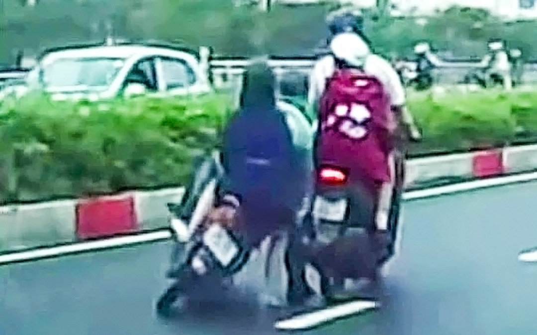 Xác minh clip hai người bị ép xe ngã nhào xuống đường ở Bình Thạnh - Ảnh 1. Xác minh clip hai người bị ép xe ngã nhào xuống đường ở Bình Thạnh - Ảnh 1.