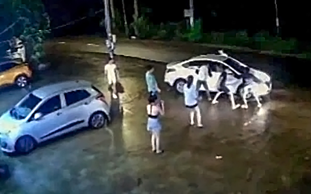 Điều tra vụ ô tô con cán qua người một phụ nữ trước quán karaoke ở Bà Rịa - Vũng Tàu - Ảnh 1. Điều tra vụ ô tô con cán qua người một phụ nữ trước quán karaoke ở Bà Rịa - Vũng Tàu - Ảnh 1.