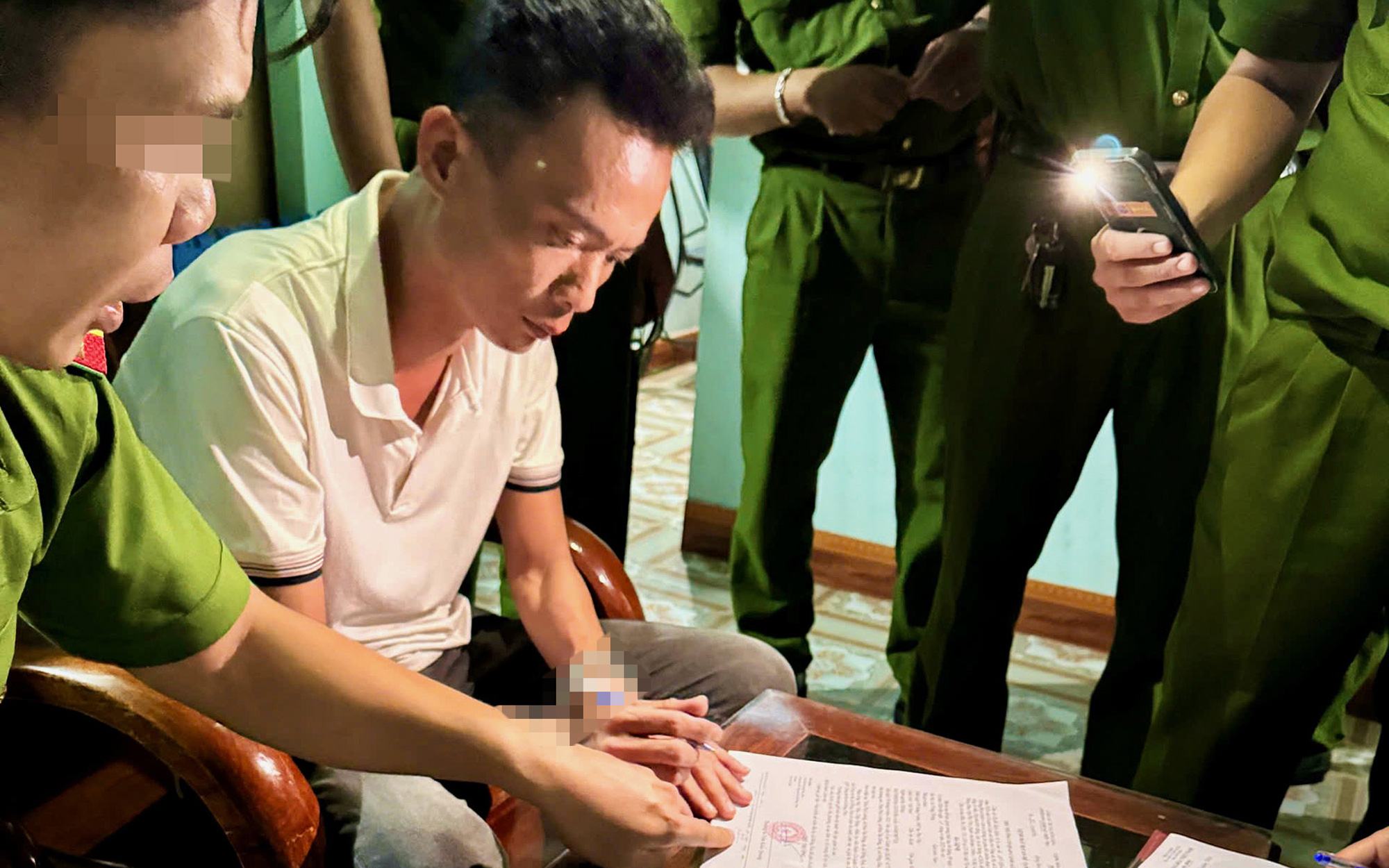 Bị khởi tố vì 'nổ' có nhiều mối quan hệ để lừa làm giấy tờ đất đai - Ảnh 1. Khởi tố gã đàn ông 'nổ' có nhiều mối quan hệ để lừa làm giấy tờ đất đai - Ảnh 1.