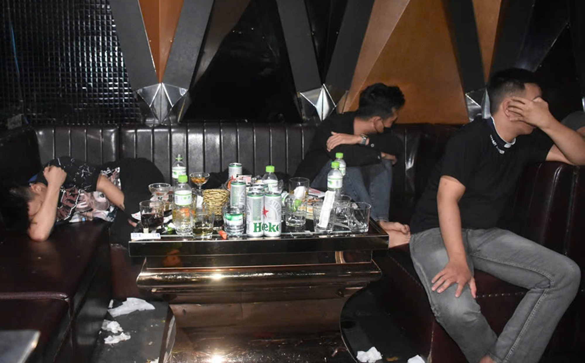 Đột kích quán bar Diamond Club, tạm giữ 12 người liên quan đến ma túy ...