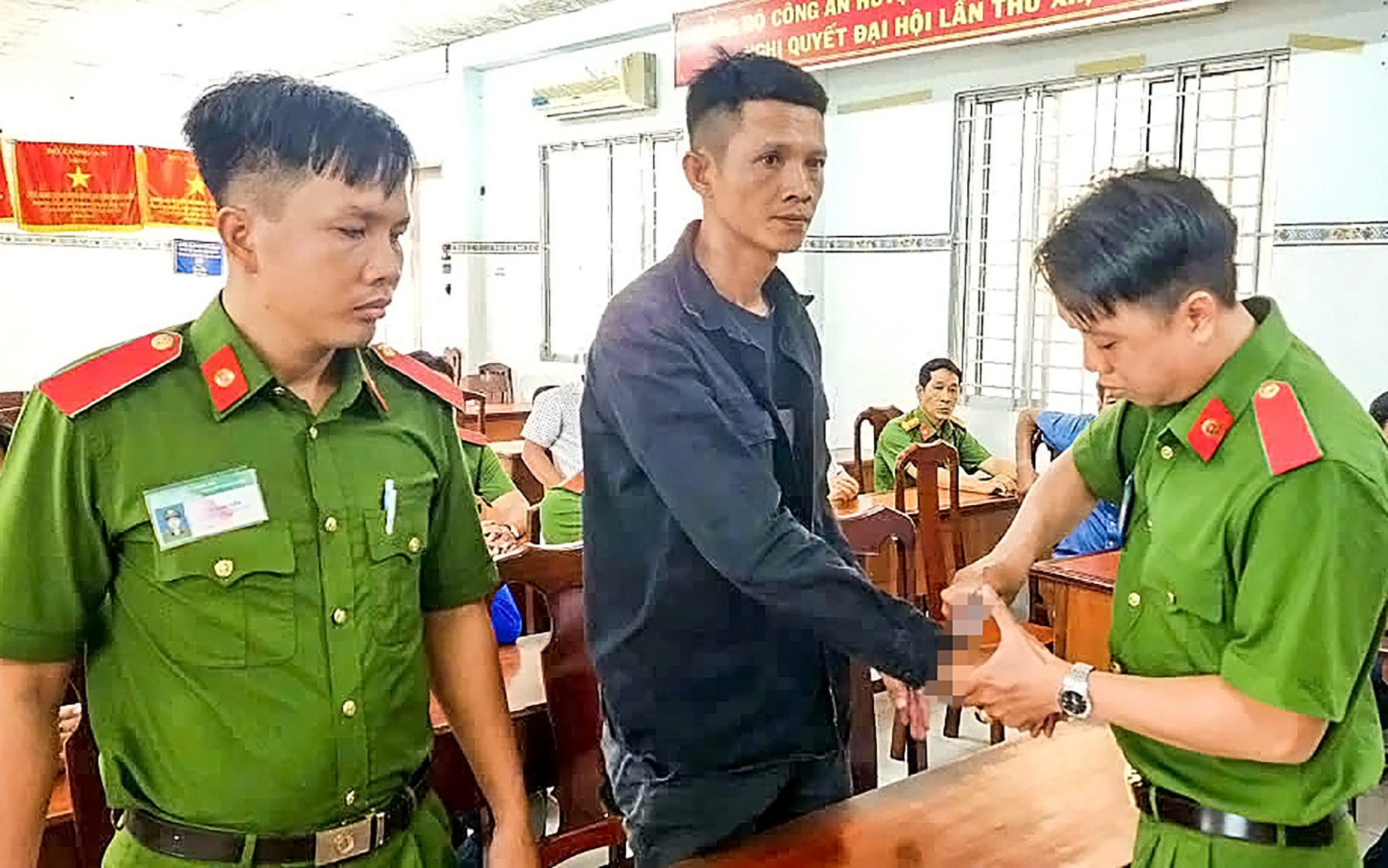 Nhóm hoạt động bảo kê mặt biển hoạt động và đưa hối lộ ra sao? - Ảnh 1. Nhóm hoạt động bảo kê mặt biển hoạt động và đưa hối lộ ra sao? - Ảnh 1.