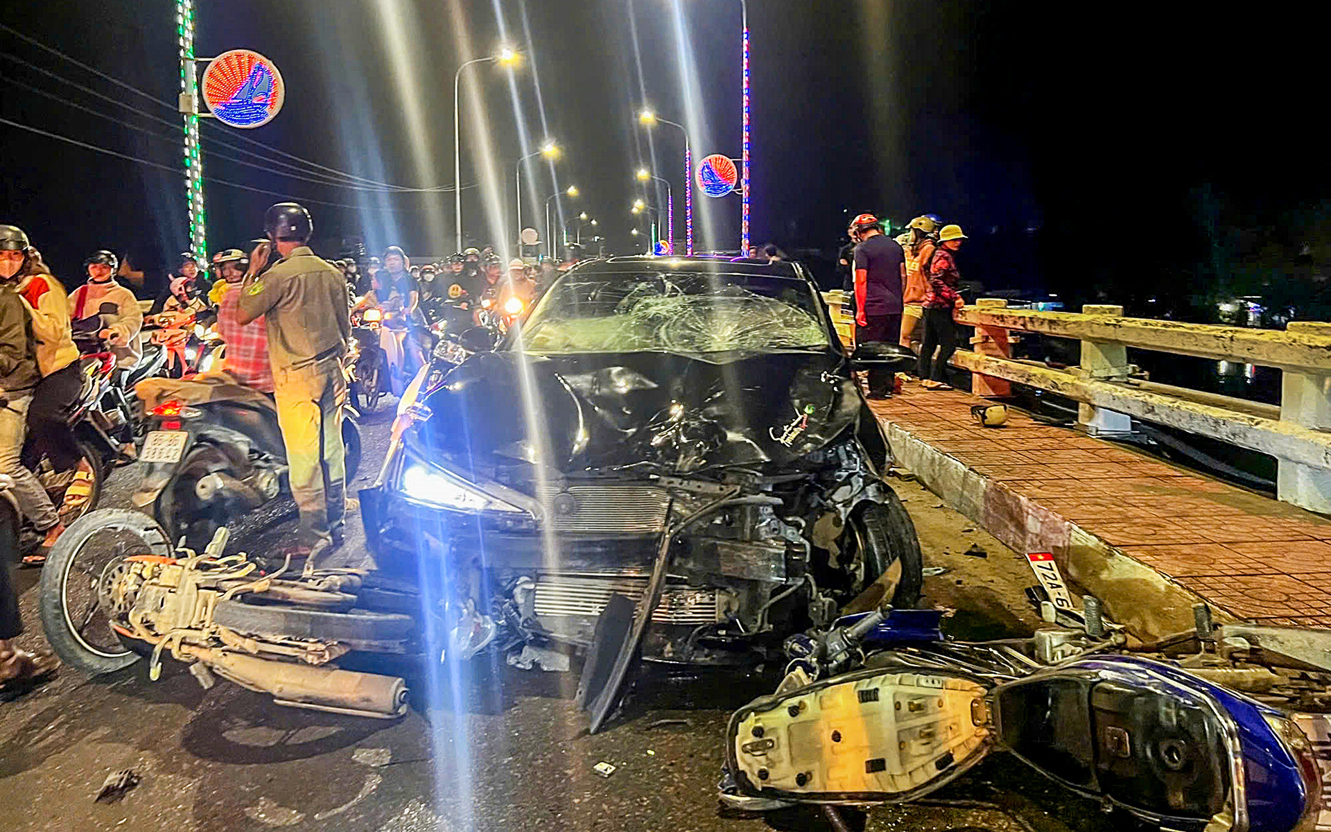 Người đàn ông say xỉn, lái ô tô sai phần đường, tông nhiều xe máy trên cầu ở La Gi - Ảnh 1. Người đàn ông lái ô tô tông nhiều xe máy trên cầu ở La Gi có nồng độ cồn - Ảnh 1.