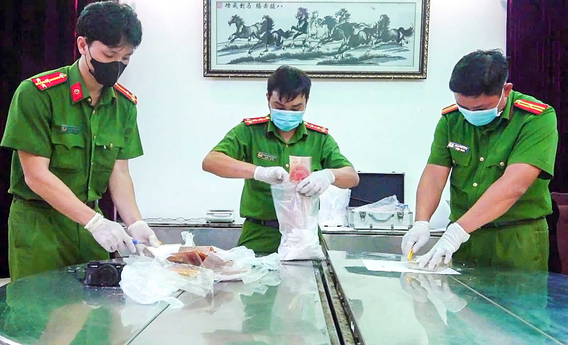 Công an TP.HCM bắt trọn đường dây mua bán, vận chuyển hơn 42kg ma túy do người Trung Quốc chỉ đạo - Ảnh 3. Công an TP.HCM bắt trọn đường dây mua bán, vận chuyển hơn 42 kg ma túy - Ảnh 3.