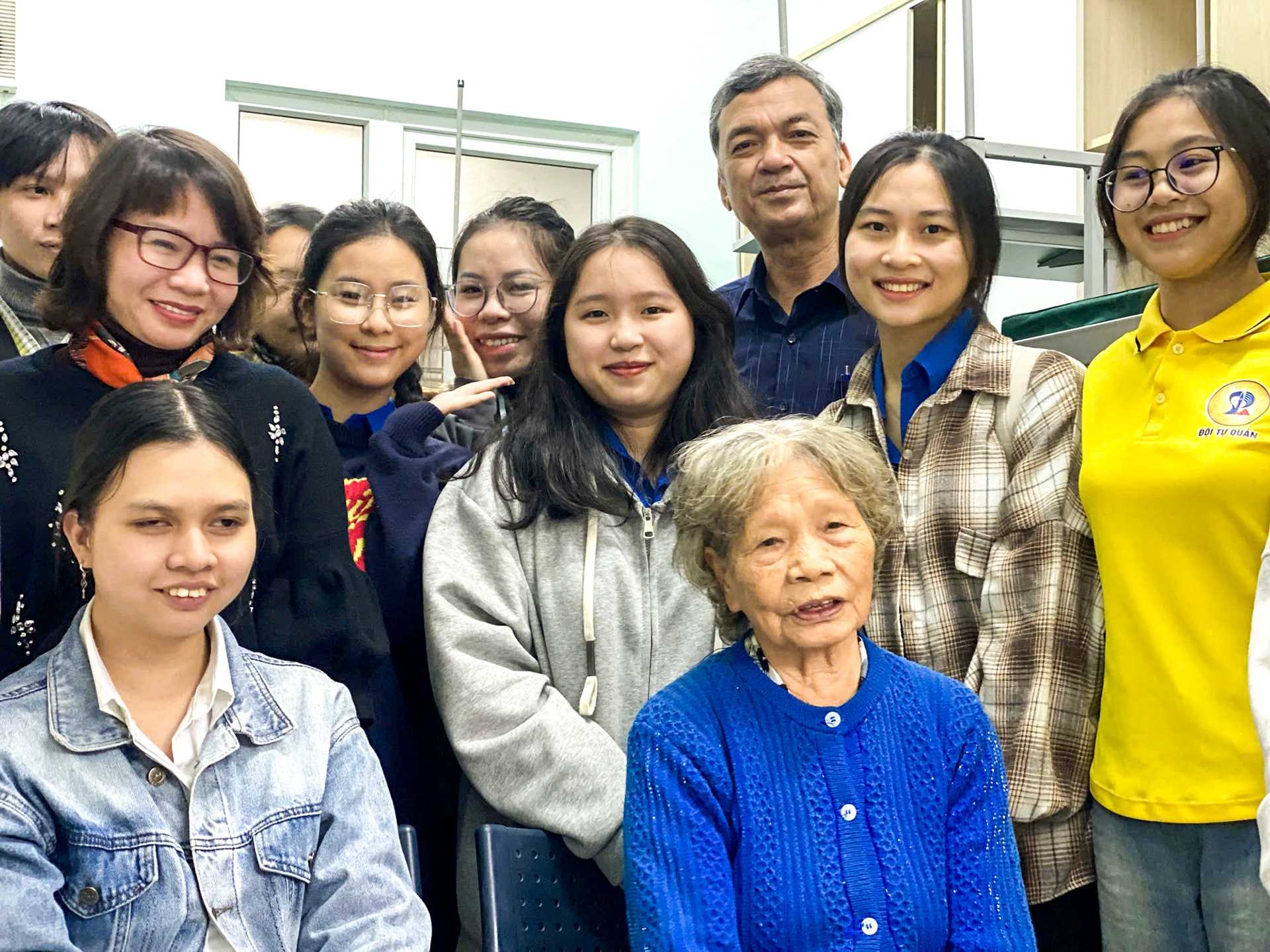 'Tân gia' đón hai 'sinh viên' đặc biệt trong ký túc xá trường đại học - Ảnh 1. Lễ 'tân gia' đặc biệt trong ký túc xá Trường ĐH Sư phạm Đà Nẵng - Ảnh 1.