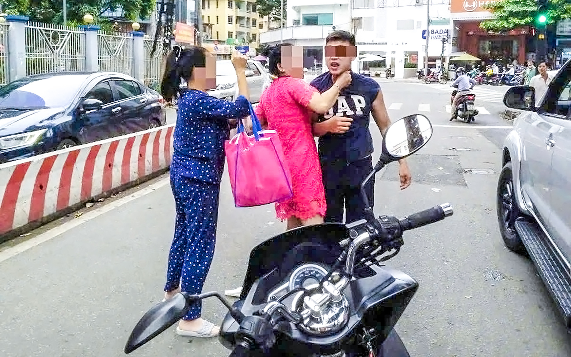 Hung hăng đánh người đi đường: Thành phố văn minh không có chỗ cho hành vi côn đồ - Ảnh 1. Tài xế đánh người trước cổng Bệnh viện Từ Dũ: 'Cái đầu nóng' đánh đổi bằng thông điệp buồn - Ảnh 1.