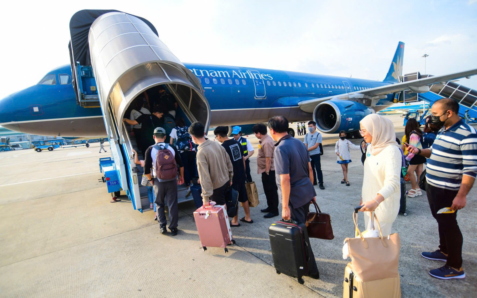 Giá vé bay Tết cao vẫn khó mua - Ảnh 1.