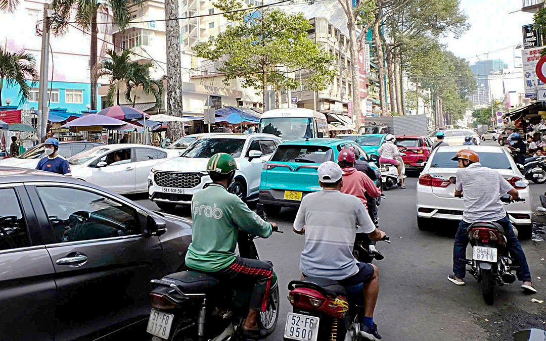 'Đỏ mắt' tìm nơi dừng xe ở bệnh viện - Ảnh 1.