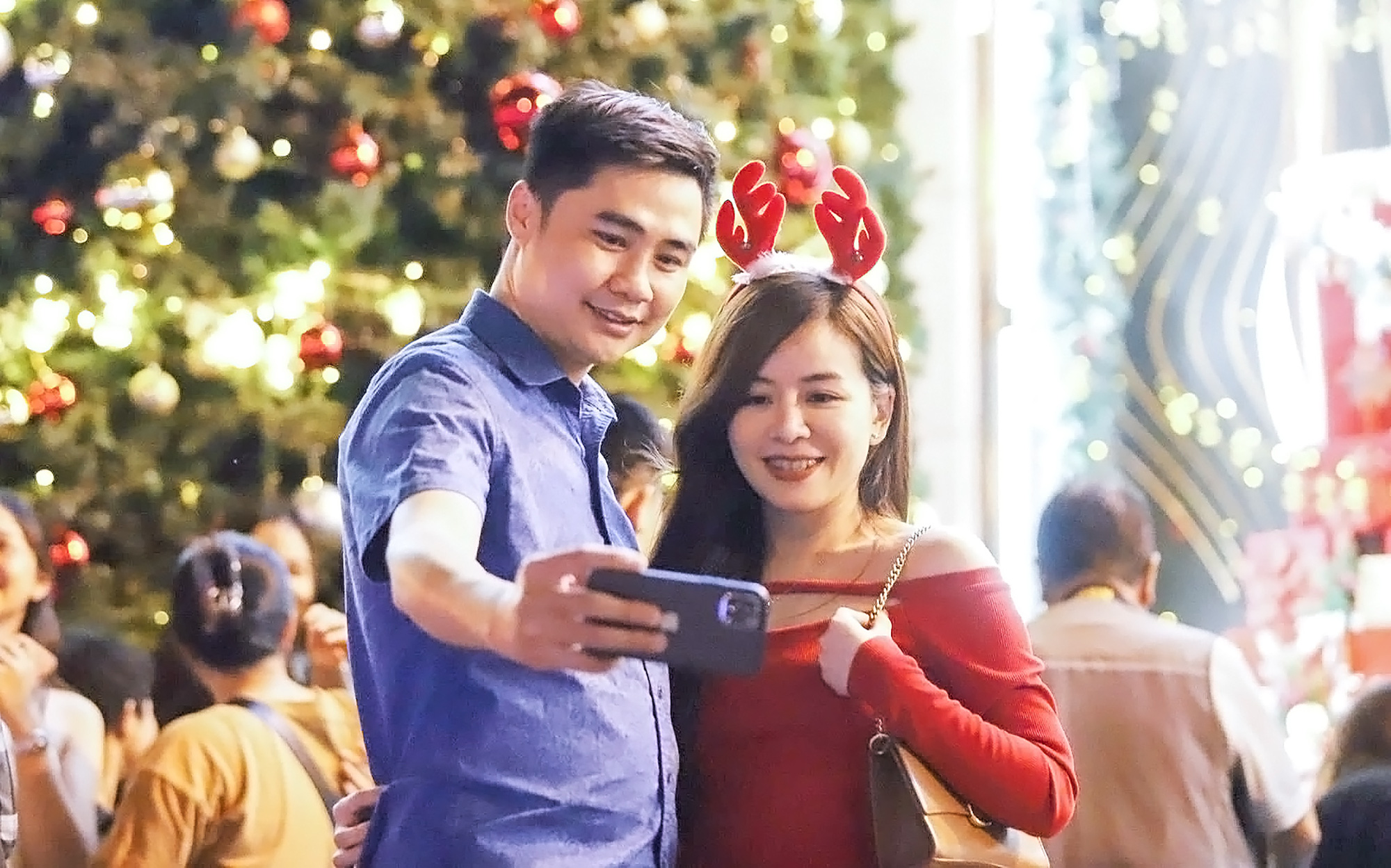 Vùng thấp từ Philippines có gây mưa gió cho TP.HCM dịp Giáng sinh? - Ảnh 1. Vùng thấp gần Philippines có ảnh hưởng thời tiết TP.HCM dịp Giáng sinh - Ảnh 1.