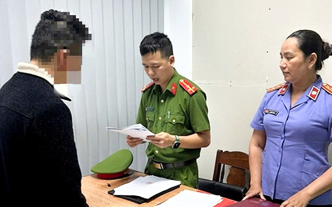 Thủ đoạn buôn bán hàng cấm của ông chủ 7 cửa hàng ở Đà Nẵng - Ảnh 1. Thủ đoạn buôn bán hàng cấm của ông chủ 7 cửa hàng ở Đà Nẵng - Ảnh 1.