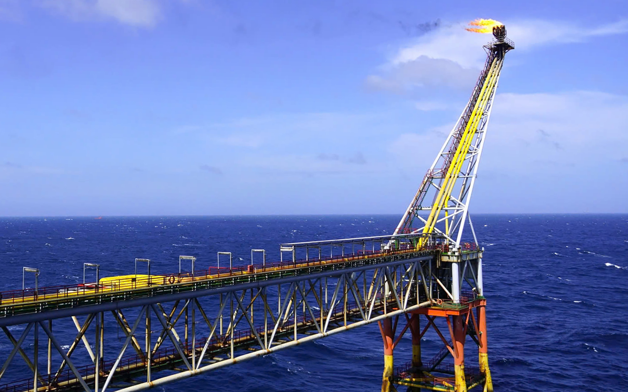 Vietsovpetro khai thác được hơn 2,9 triệu tấn dầu, tiếp tục tinh gọn bộ máy - Ảnh 2. Liên doanh Việt - Nga Vietsovpetro khai thác được hơn 2,9 triệu tấn dầu, tiếp tục tinh giảm bộ máy - Ảnh 2.
