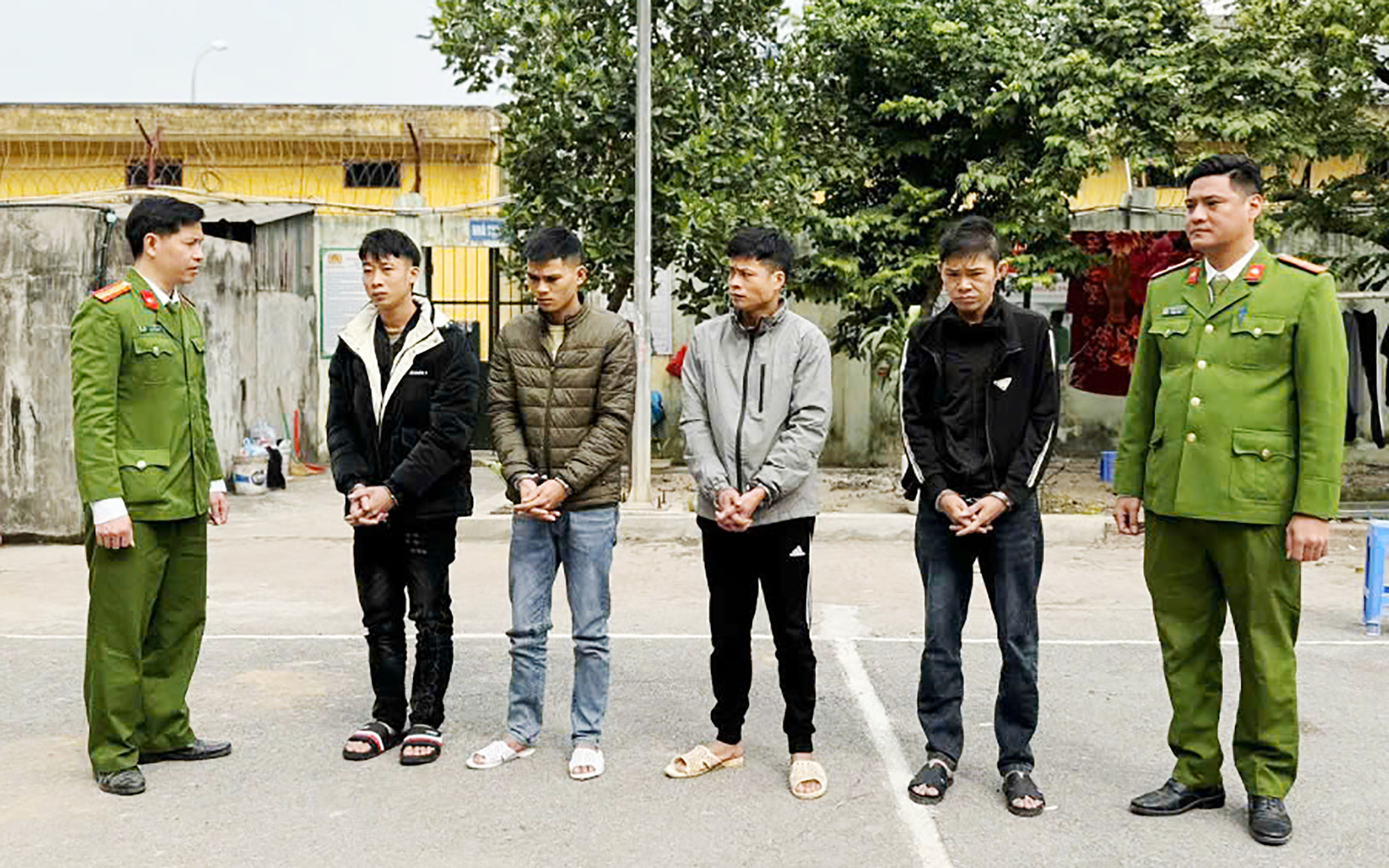 Bắt nhóm người mua ma túy về phòng trọ để sử dụng - Ảnh 1. Bắt nhóm người mua ma túy về phòng trọ để sử dụng - Ảnh 1.