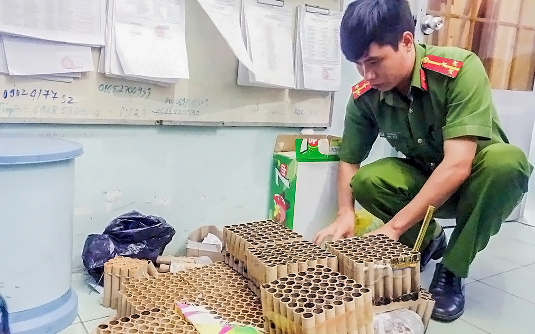 Công an TP.HCM mở đợt cao điểm vận động người dân giao nộp pháo trái phép - Ảnh 1. Công an TP.HCM mở đợt cao điểm vận động người dân giao nộp pháo trái phép - Ảnh 1.