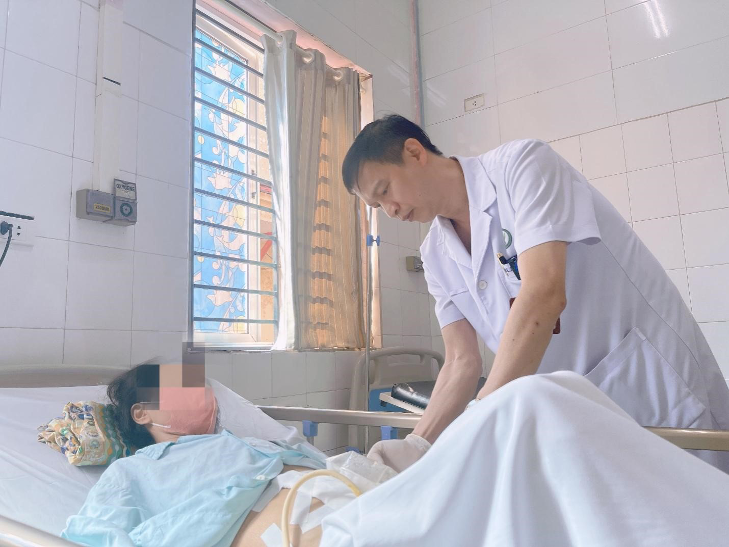 Suýt mất bàn chân vì chườm nóng trị tê bì chân - Ảnh 1.