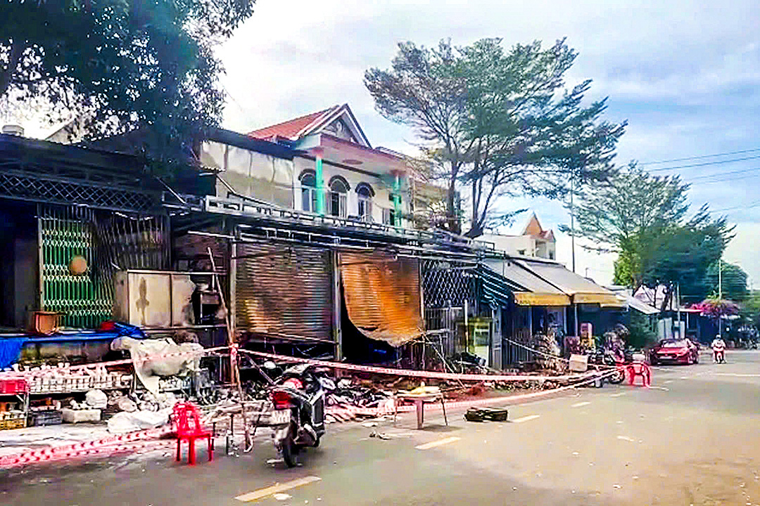 Điều tra vụ cháy hai cửa hàng và một nhà dân ở Bình Phước - Ảnh 1. Điều tra vụ cháy hai cửa hàng và một nhà dân ở Bình Phước - Ảnh 1.